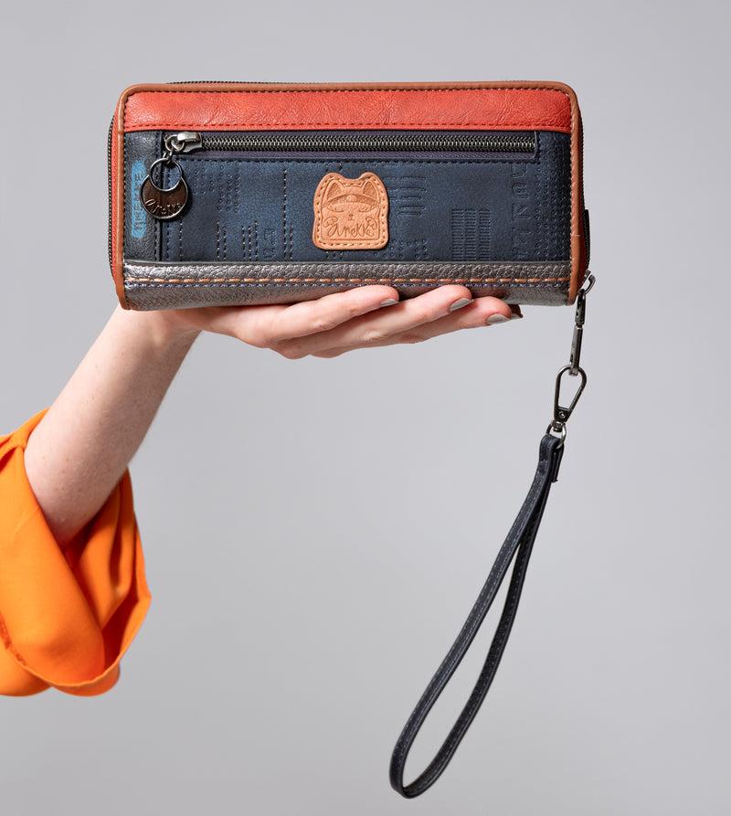 Anekke Contemporary Large Embossed RFID Wallet Devoluciones gratuitas