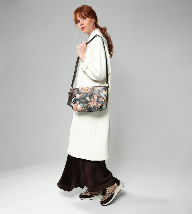Anekke Shōen Padded shoulder bag with metallic handle COMPRAR AHORA