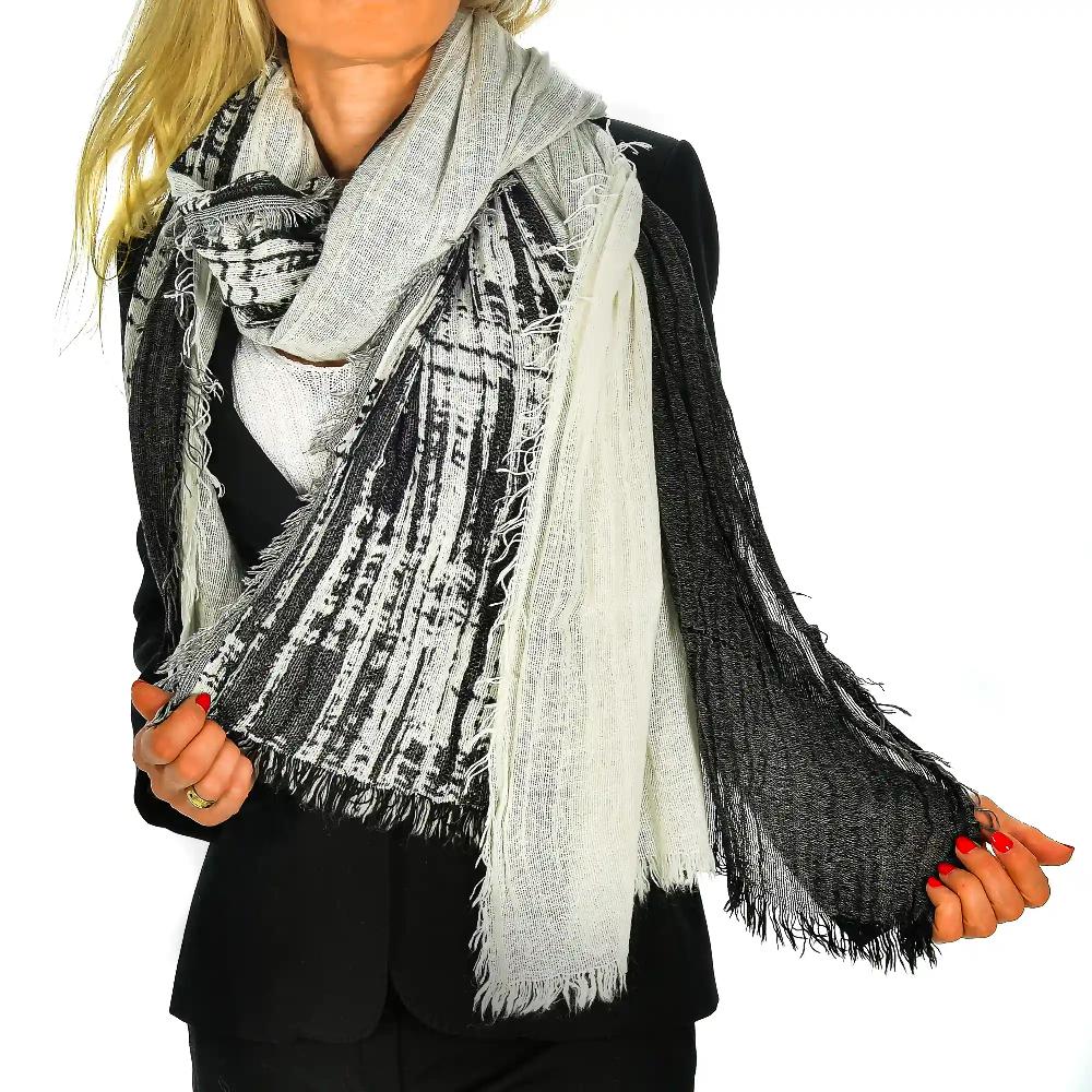 Firenze artegiani Fular bufanda diseño lineal doble solapa modal y lana. Made in Italy En oferta