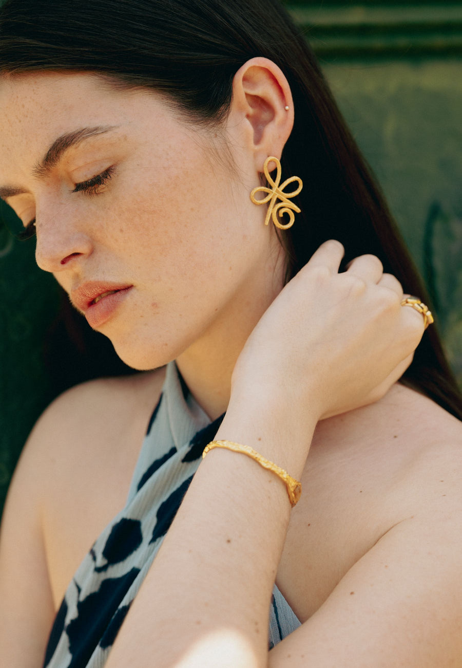 lavani Pendientes Unconditional Love Dorado Devoluciones gratuitas