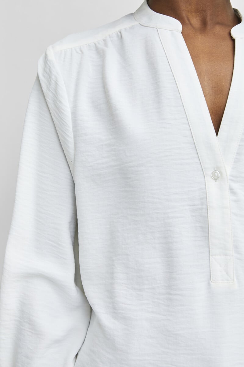 pedro del hierro Blusa fluida con cuello de pico confeccionada con materiales reciclados En oferta
