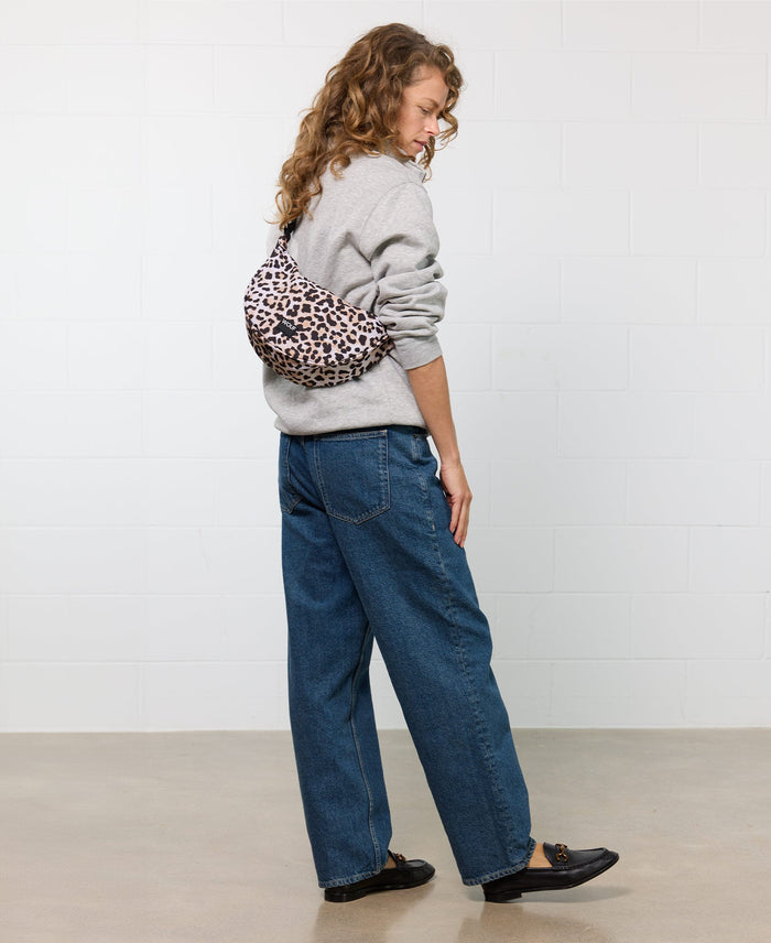 wouf Kim Half Moon Crossbody Bag Envío gratis