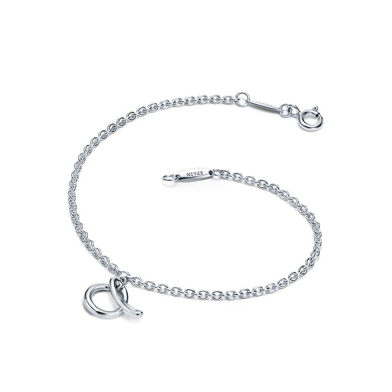 Tiffany & Co. Elsa Peretti® Pulsera con letra “A” en plata de ley Ofertas especiales