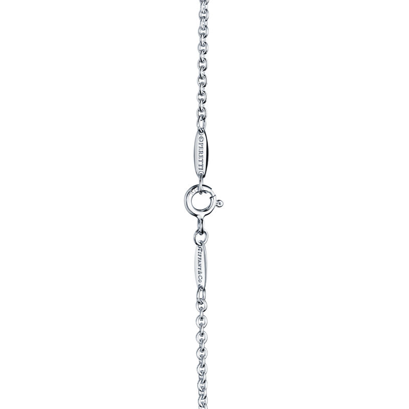Tiffany & Co. Elsa Peretti® Pulsera con letra “A” en plata de ley Ofertas especiales