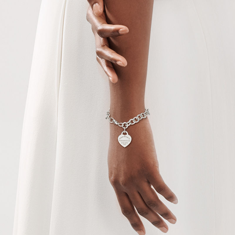 Tiffany & Co. Return to Tiffany™ Pulsera con charm de insignia de corazón en plata Ventas relámpago