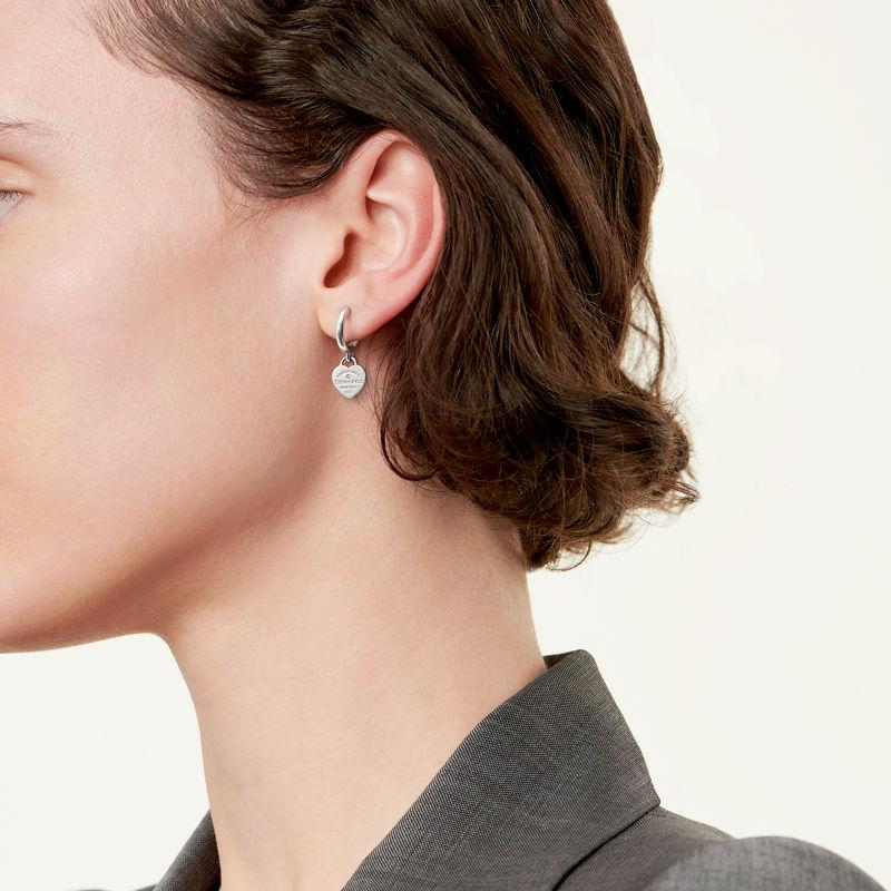 Tiffany & Co. Return to Tiffany™ Pendientes de aro en plata de ley con diamantes mini Últimos 3 días