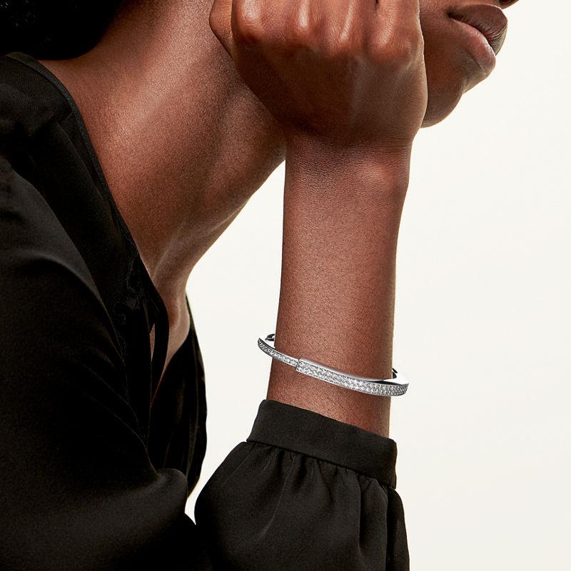 Tiffany & Co. Tiffany Lock Brazalete en oro blanco con pavé completo de diamantes Rebajas top