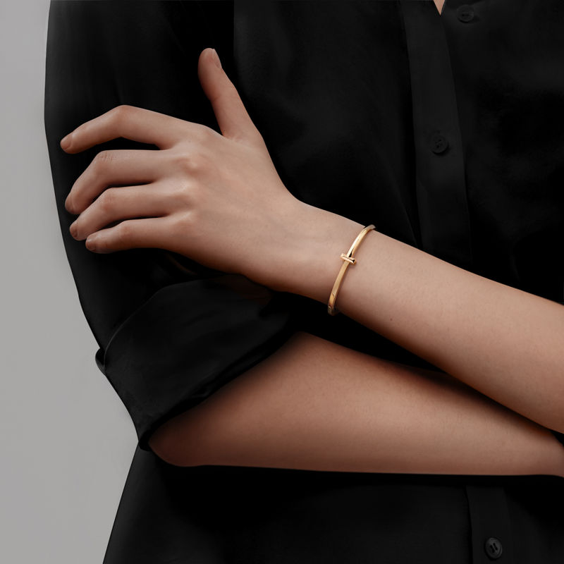 Tiffany & Co. Tiffany T T1 Pulsera con bisagra estrecha de oro amarillo Promoción por tiempo limitado