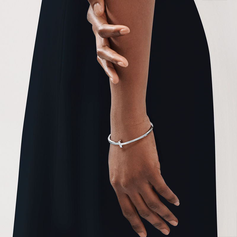 Tiffany & Co. Tiffany T T1 Brazalete articulado estrecho de diamantes de oro blanco Envío internacional gratuito