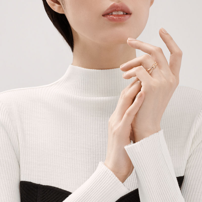 Tiffany & Co. Tiffany Knot Anillo de dos vueltas en oro rosa con diamantes Promoción por tiempo limitado