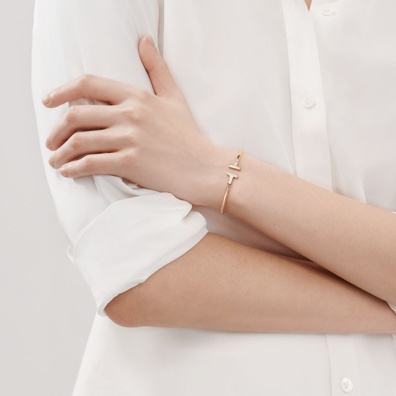 Tiffany & Co. Tiffany T Pulsera Wire de oro amarillo con nácar Descuentos del mes