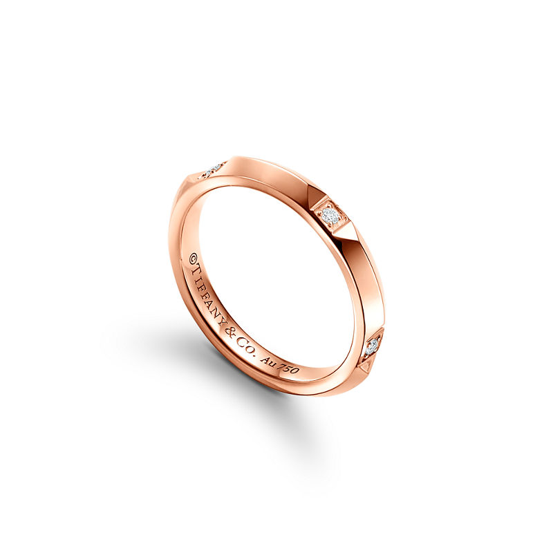 Tiffany & Co. Tiffany True™ Alianza en oro rosa de 18 quilates con diamantes 2 5 mm de ancho Liquidación