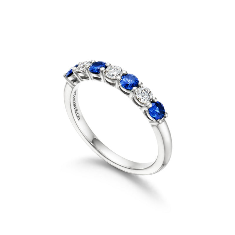 Tiffany & Co. Tiffany Forever Alianza en platino con medio círculo de zafiros y diamantes COMPRAR AHORA