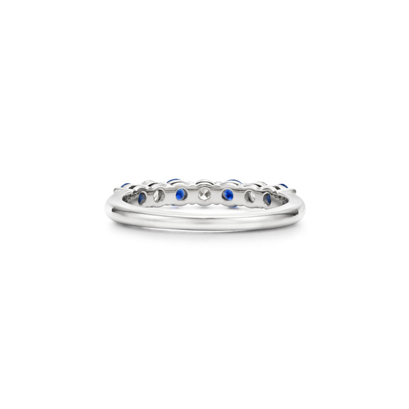 Tiffany & Co. Tiffany Forever Alianza en platino con medio círculo de zafiros y diamantes COMPRAR AHORA