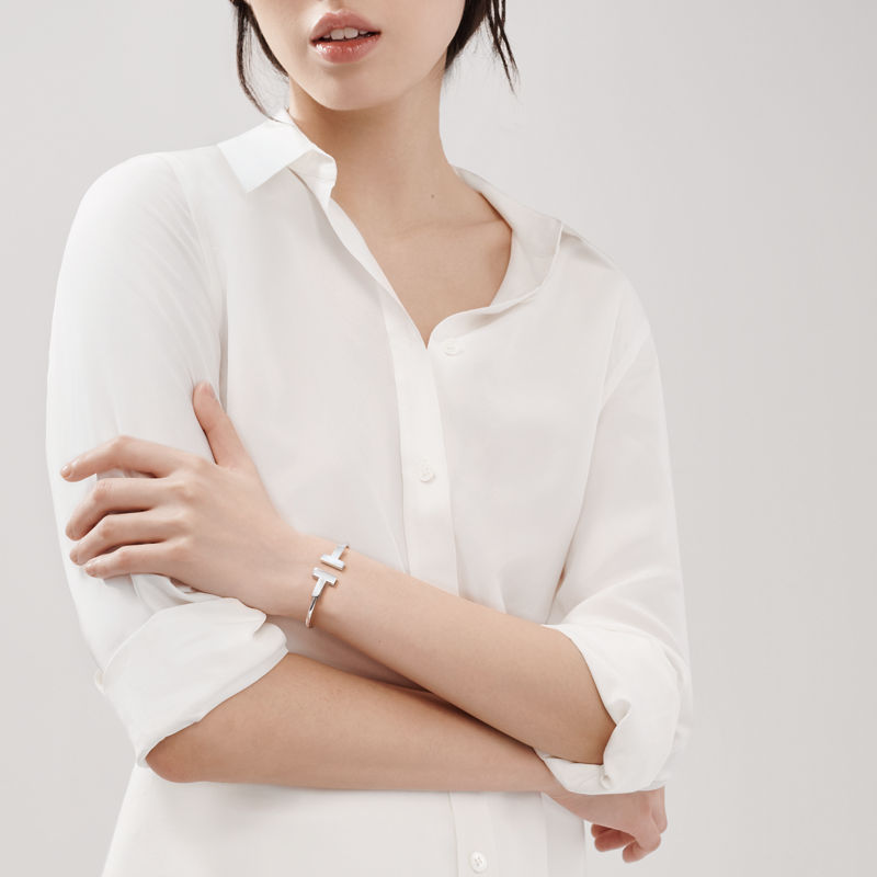 Tiffany & Co. Tiffany T Pulsera Wire ancha de oro blanco Ofertas