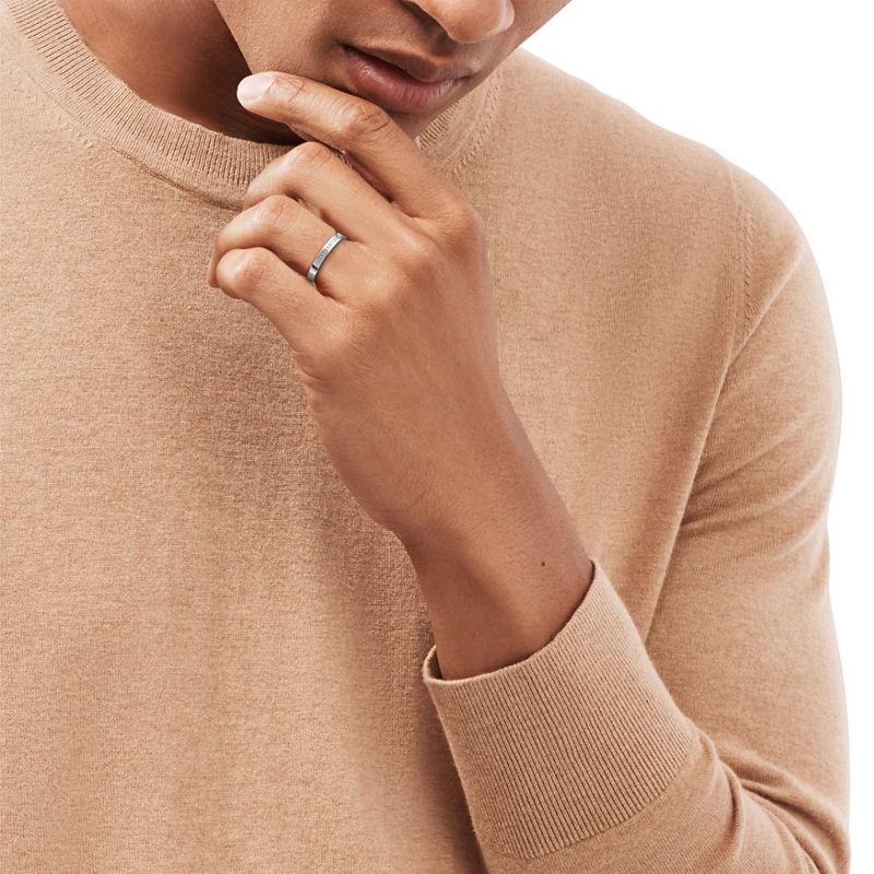 Tiffany & Co. T&CO.® Alianza en platino con un diamante Tienda de fábrica