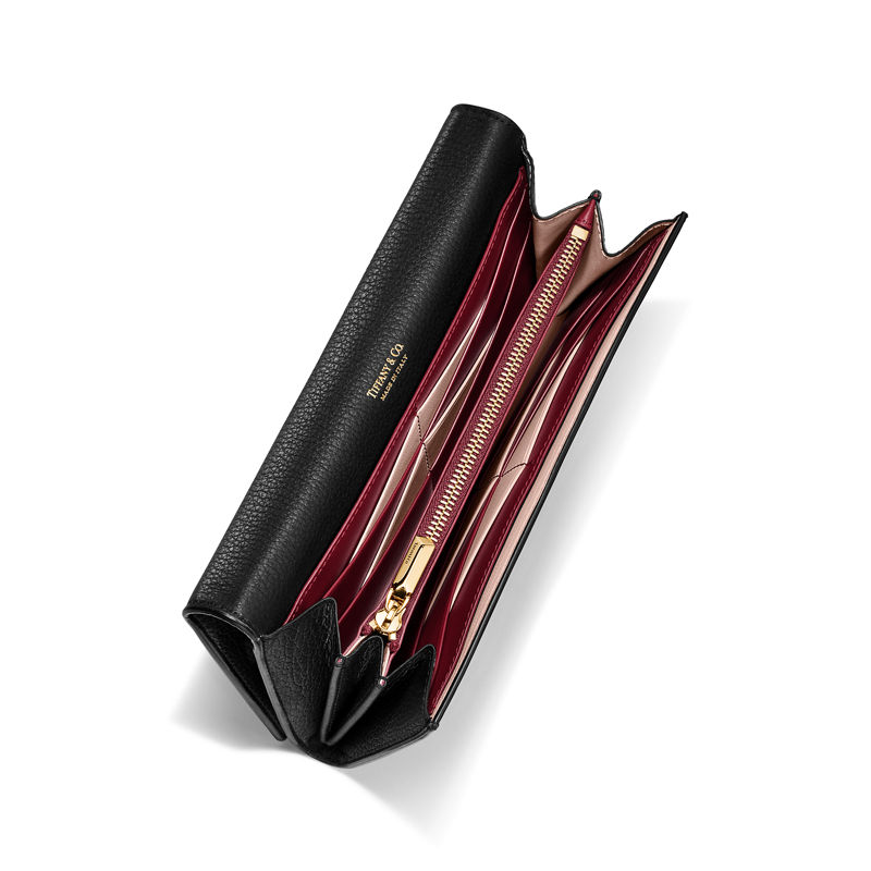 Tiffany & Co. T&CO. Cartera continental de solapa de piel color negro En oferta