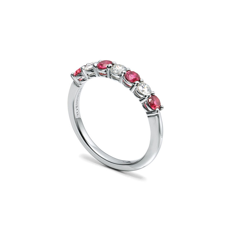 Tiffany & Co. Tiffany Forever Alianza en platino con medio círculo de rubíes y diamantes Última moda