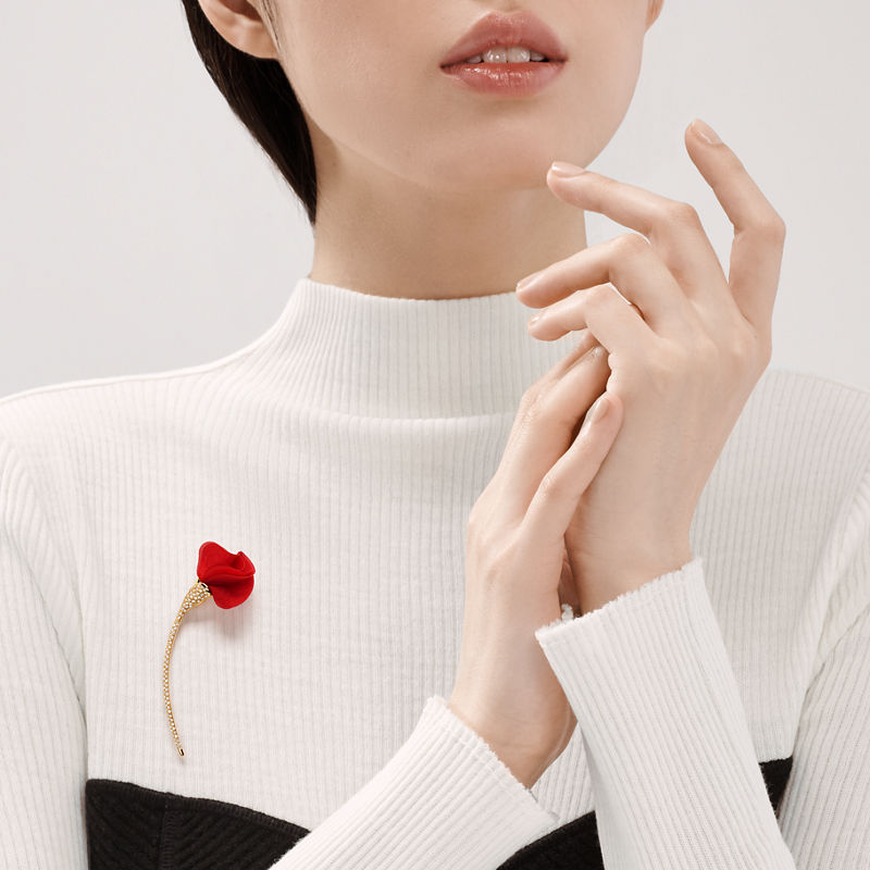 Tiffany & Co. Elsa Peretti® Broche Amapola de oro amarillo con seda de color rojo Ofertas