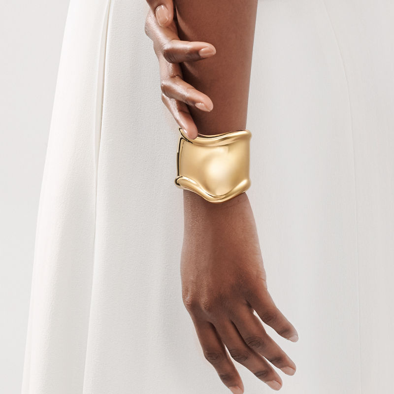 Tiffany & Co. Elsa Peretti® Brazalete Bone mediano en oro de 18 quilates Precio de fábrica