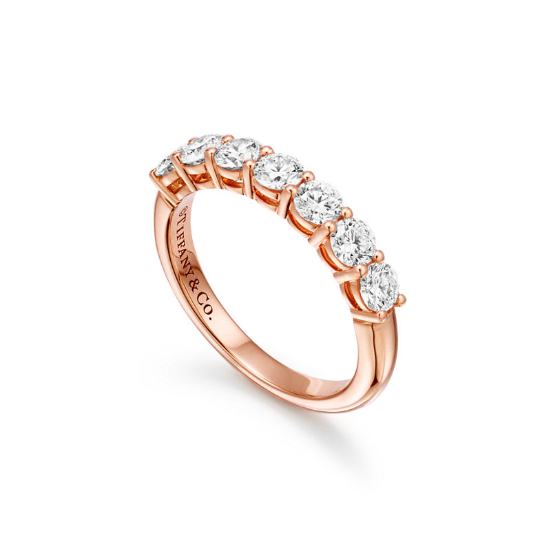 Tiffany & Co. Tiffany Forever Alianza en oro rosa con medio círculo de diamantes 3 5 mm Devoluciones gratuitas