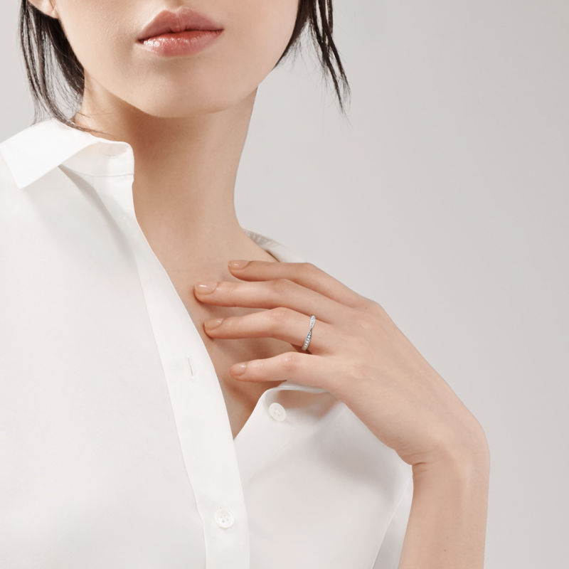 Tiffany & Co. Tiffany Harmony® Alianza en platino con diamantes 1 8 mm En línea