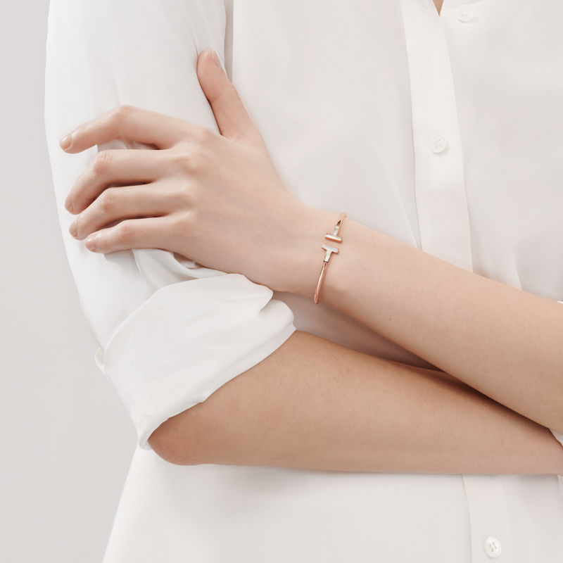 Tiffany & Co. Tiffany T Pulsera Wire de oro rosa con nácar En oferta