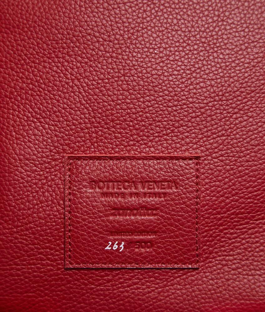 Bottega Veneta Puf pequeño con diseño de serpiente Devoluciones gratuitas
