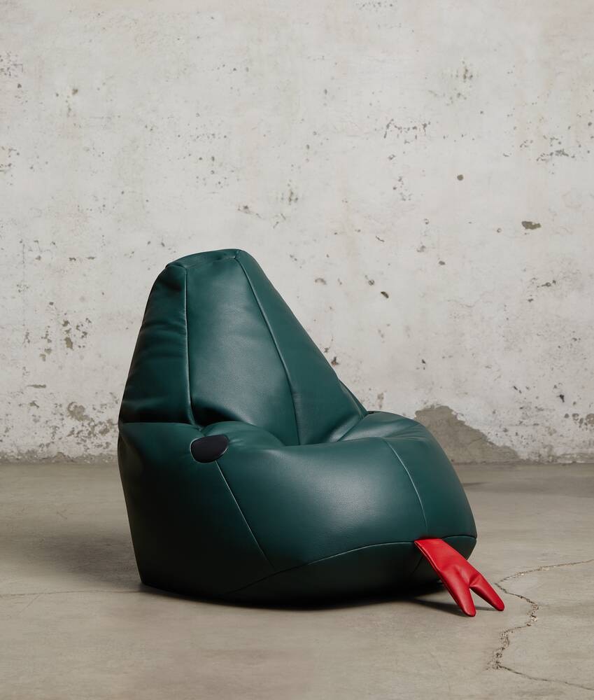 Bottega Veneta Puf pequeño con diseño de serpiente 2025