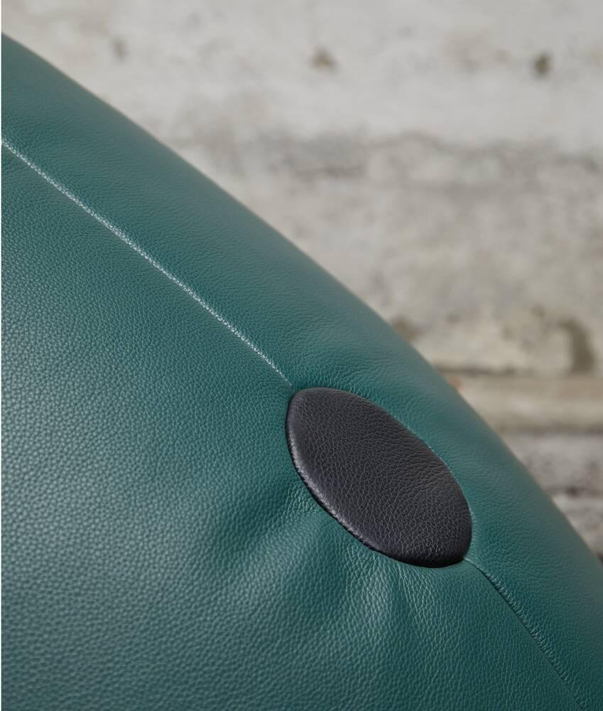 Bottega Veneta Puf pequeño con diseño de serpiente 2025