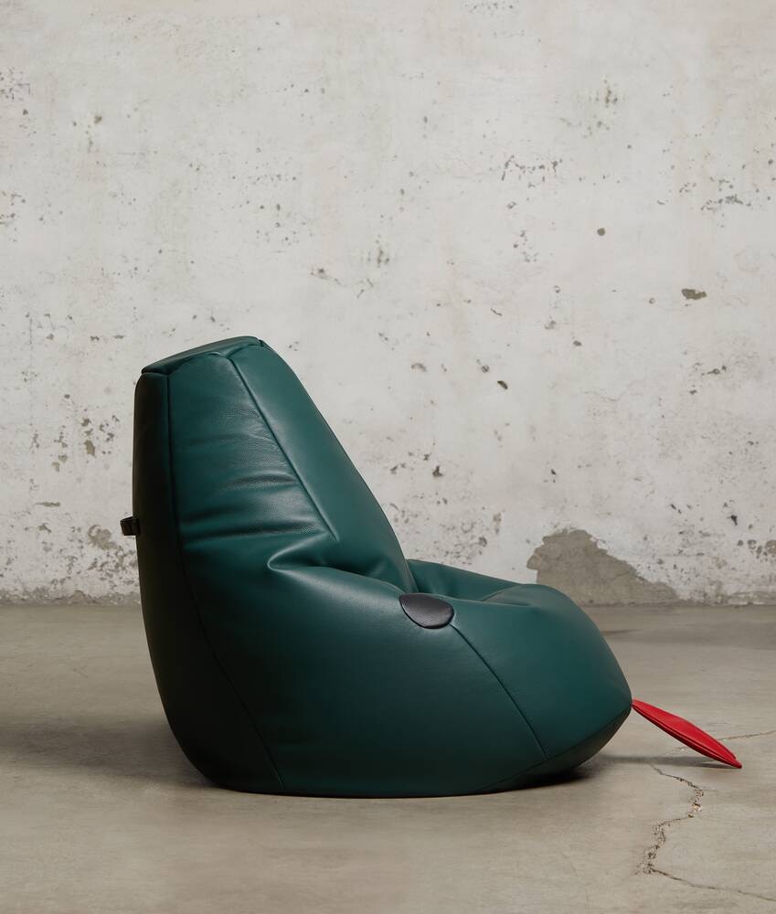 Bottega Veneta Puf pequeño con diseño de serpiente 2025