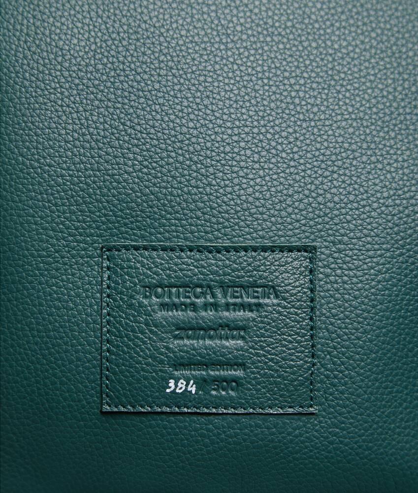 Bottega Veneta Puf pequeño con diseño de serpiente 2025